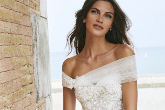 abito  da sposa asirena con sopragonna 